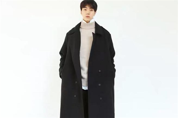 男生黑色呢大衣搭配什么颜色的内搭好看,男生黑色大衣怎么搭配好看图片