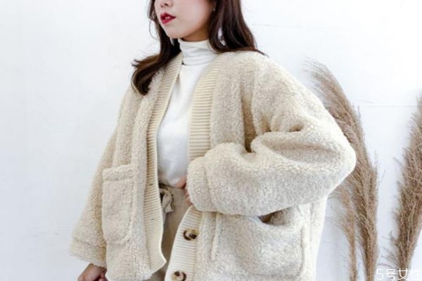 羊羔绒和珊瑚绒的区别,羊羔绒和珊瑚绒哪个暖和