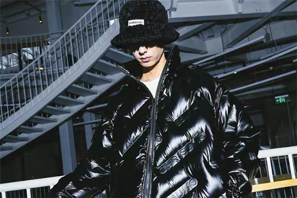 亮面羽绒服如何搭配,亮面羽绒服里面配什么衣服