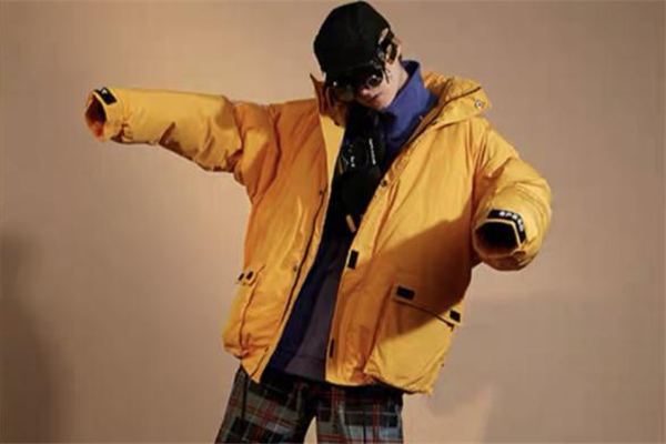 黄色的羽绒服,橙黄色羽绒服