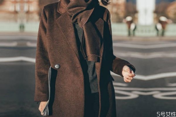 咖啡色的外套配什么颜色的打底衫,咖啡色外套搭配什么颜色打底衫好看