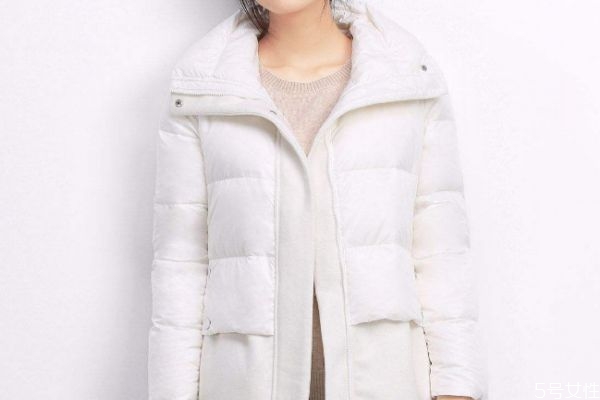 口红不小心弄到白色羽绒服上怎么办,口红沾在白色羽绒服上怎么办