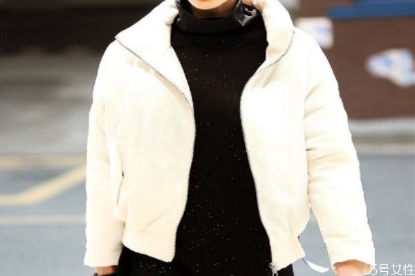 白色羽绒服衣服发黄干洗店能洗白吗,白色羽绒服发黄干洗店能洗白吗