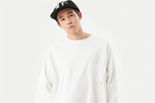 什么颜色的t恤百搭,长袖t恤怎么搭配