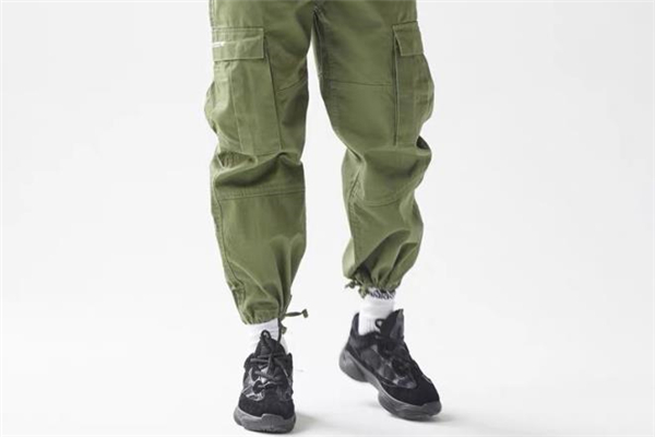 束脚工装裤配什么衣服比较好看,女生束脚工装裤搭配图冬季 束脚工装裤配什么衣服比较好看,女生束脚工装裤搭配图冬季