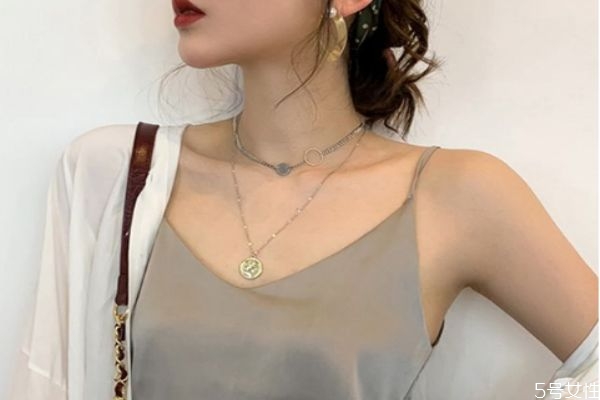 肩宽能穿吊带吗,肩宽是穿细吊带还是宽