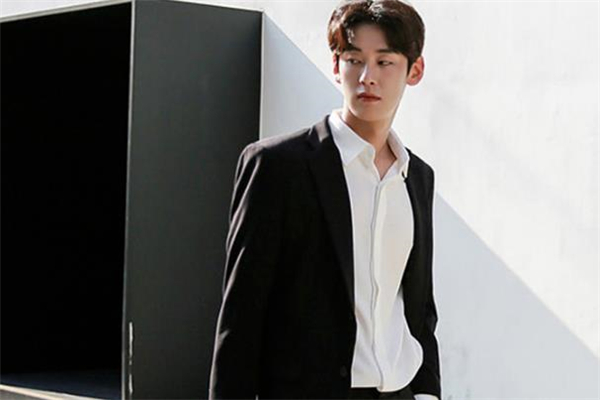 西装内搭什么衣服好看男,男西装里面搭配什么衣服