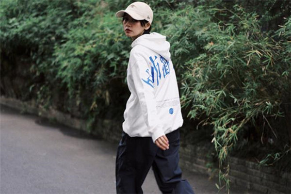 白色连帽卫衣搭什么裤子最好,白色连帽卫衣搭配什么外套好看