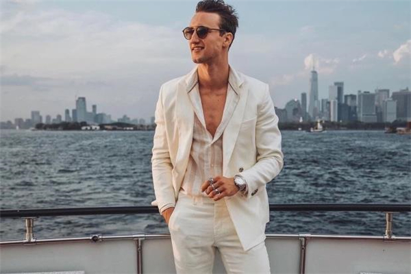 男生特别瘦怎么穿搭,偏瘦的男生怎么搭配衣服