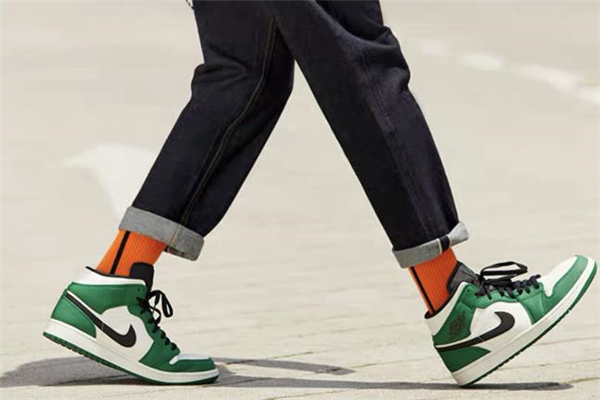 男的穿牛仔裤配什么鞋子,男士牛仔裤配什么鞋好看图片