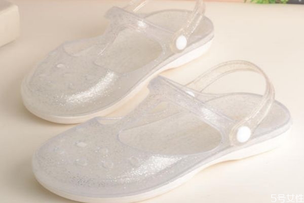 果冻鞋发黄怎么处理,果冻底的鞋容易发黄吗