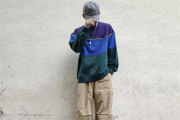 有颜色的卫衣配什么裤子?,彩色卫衣搭配什么裤子好看