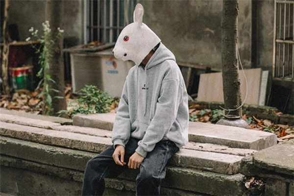 连帽卫衣什么颜色百搭,冬季连帽卫衣搭配羽绒服