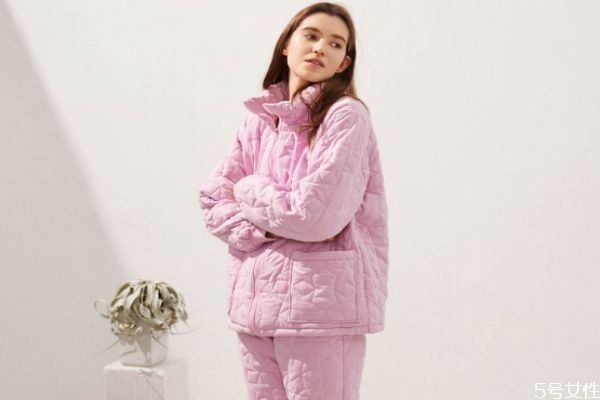 家居服能当睡衣穿吗,睡衣是家居服还是居家服