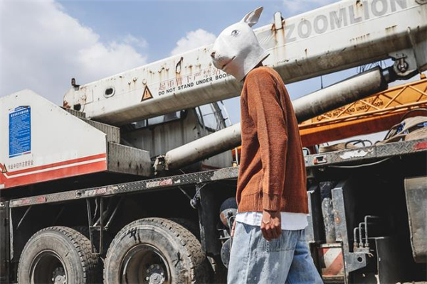 焦糖色针织衫怎么搭配,焦糖色针织衫配什么颜色裤子