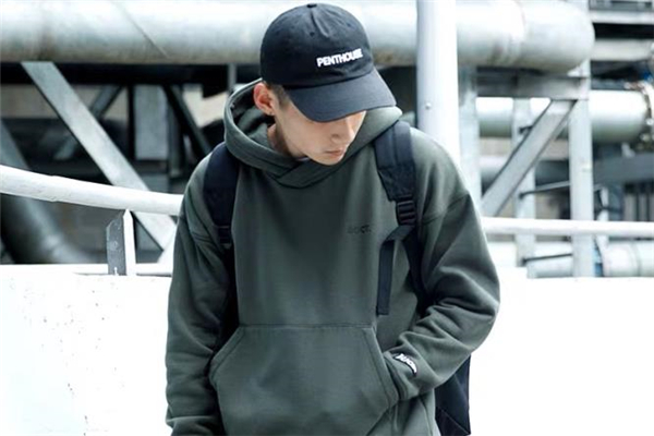 男士有帽子的卫衣怎么搭配才好看,男士戴帽卫衣搭配什么外套