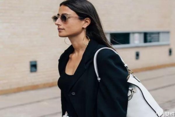 黑色衣服穿搭技巧,全身黑色衣服怎么搭配