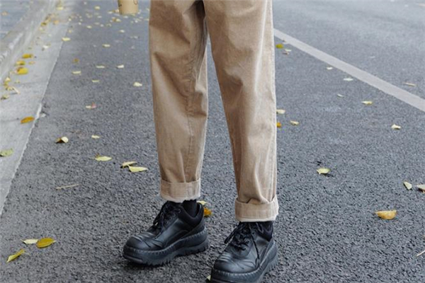 卡其色裤子配什么颜色上衣,卡其色裤子配什么颜色鞋子