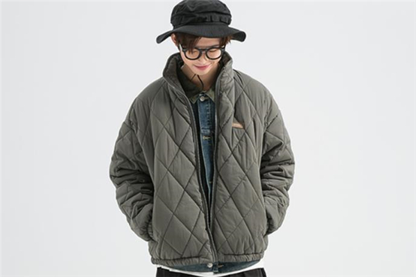 牛仔衬衫怎么搭配好看,搭配牛仔衬衫的丝巾