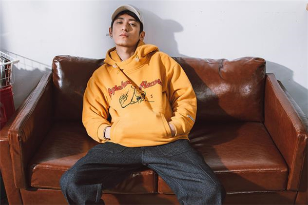 红色加绒卫衣,黄色加绒卫衣配什么裤子