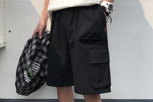 黑色的工装裤,黑色的工装裤搭配女