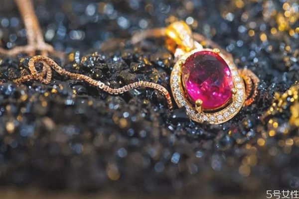 彩色宝石项链,红宝石吊坠配什么项链好