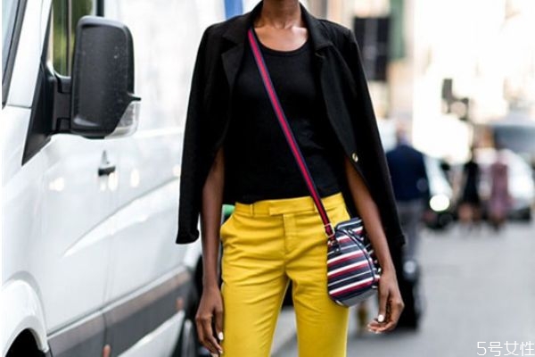 女式西装怎么搭配好看,西装搭配什么衣服好看