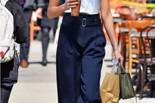 拖地裤搭配什么外套,拖地裤配什么上衣好看 拖地裤搭配什么外套,拖地裤配什么上衣好看