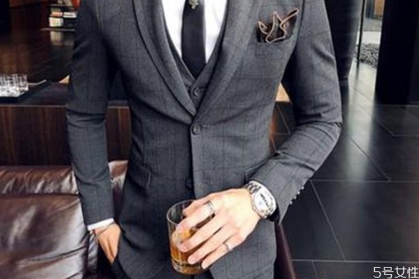 休闲西装可以当正装吗,正装一定要穿西装外套吗