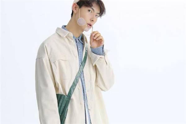 搭配牛仔衬衫的丝巾,搭配牛仔衬衫的裤子