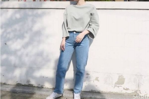 第一次洗牛仔裤放盐还是白醋,第一次洗牛仔裤要加盐还是醋