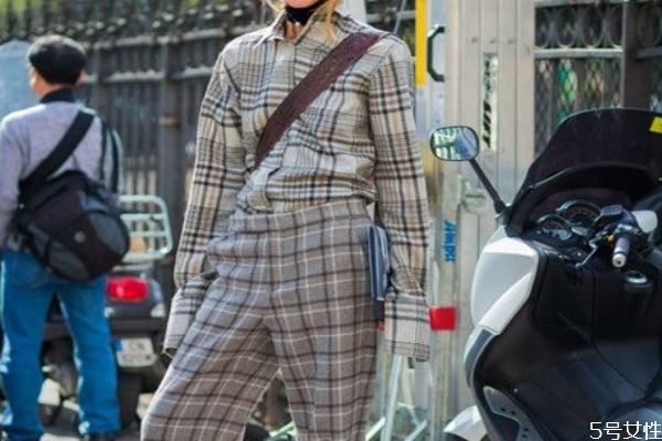 格纹裤配什么上衣,格纹裤配什么上衣好看