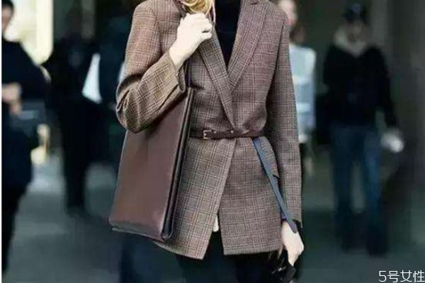 西装收腰好看还是宽松好看,韩版小西装适合什么人穿