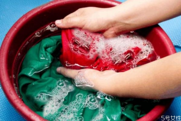 黑色衣服褪色怎么处理,衣服掉色有什么办法