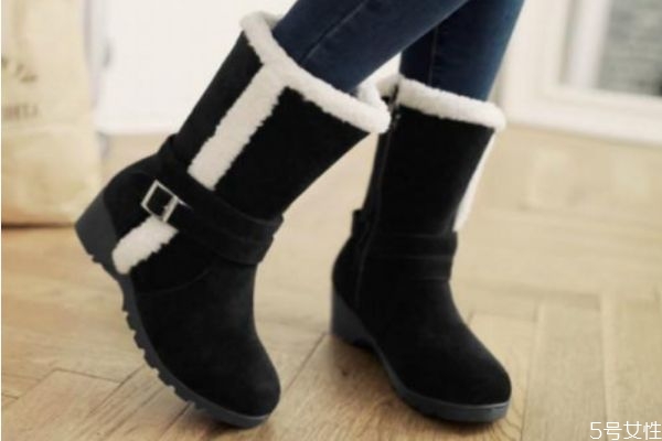 雪地靴中筒好还是短筒好看,雪地靴买中筒的好还是短筒的好