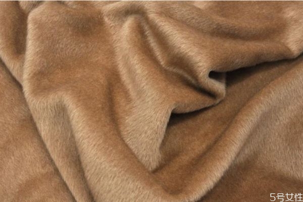 羊驼绒大衣可以水洗吗,驼绒毛衣能水洗吗 羊驼绒大衣可以水洗吗,驼绒毛衣能水洗吗