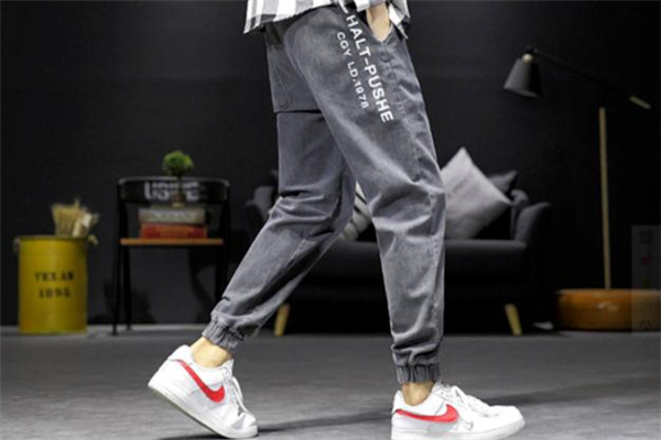 束脚裤百搭吗,束脚裤穿搭