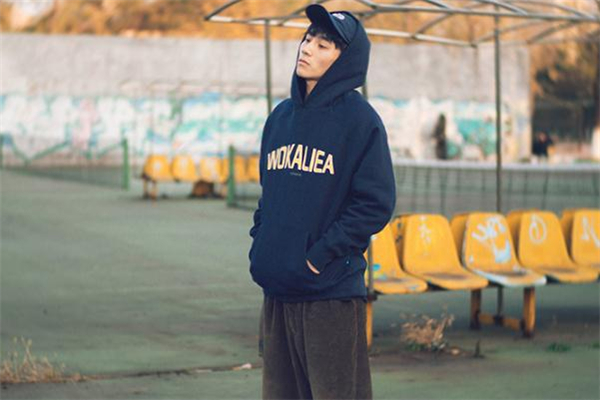 浅蓝色卫衣,蓝色的卫衣