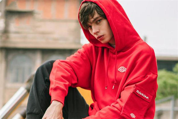 红色上衣配什么颜色的裤子,中老年红色冬款红色上衣