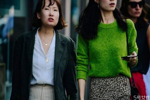 明绿色毛衣怎么搭配,绿色毛衣如何搭配