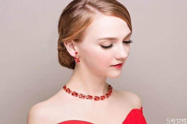 衣服配饰项链,项链和衣服怎么搭配