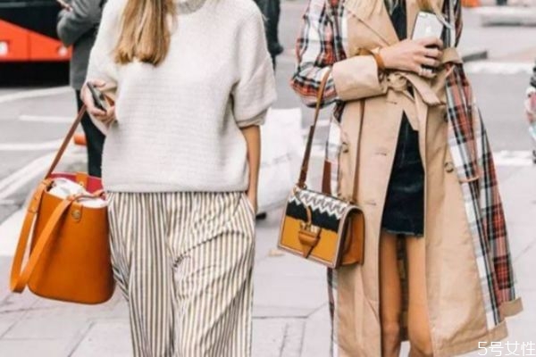 棕色包包搭配什么颜色衣服好看夏天,棕色的包包搭什么颜色衣服好看