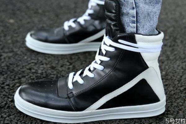 高帮板鞋怎么穿方便,高帮板鞋怎么穿不进去