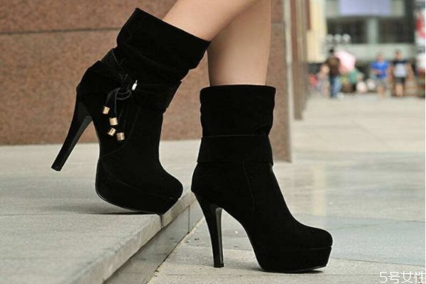 小腿粗短穿什么鞋子,个子矮小腿粗穿什么鞋子