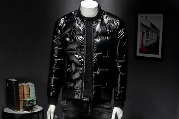 亮面的羽绒服,穿亮面羽绒服