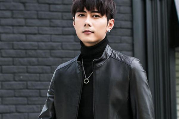 皮衣搭高领毛衣可以吗,大毛领皮衣怎么搭配