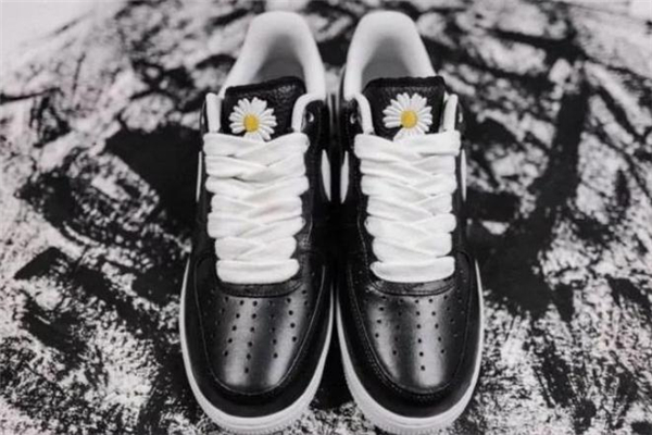 权志龙小雏菊2.0真假,权志龙af1小雏菊 图案是否都一样 权志龙小雏菊2.0真假,权志龙af1小雏菊 图案是否都一样