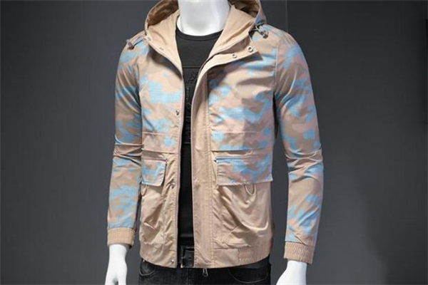 浅色迷彩外套怎么搭配,浅色迷彩外套配什么裤子