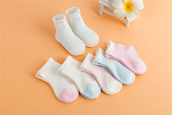 冬天宝宝睡觉可以穿袜子吗,一个多月宝宝睡觉可以穿袜子吗