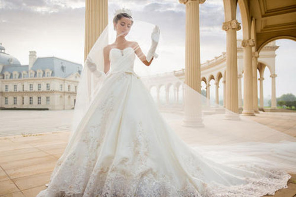 婚纱里穿塑身衣好吗,穿婚纱需要穿文胸吗